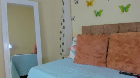 Snapshot of cristalwalker__ chatting on December 31, 12:25 pm cristal walker online show from December 31, 12:25 pm
