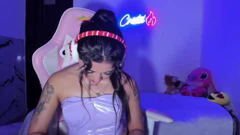  Independent Model online show from December 12, 2:55 pm