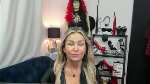 Snapshot of crystalxohotty chatting on October 1, 6:18 am CrystalHotty online show from October 1, 6:18 am