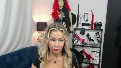 Snapshot of crystalxohotty chatting on October 17, 6:16 am CrystalHotty online show from October 17, 6:16 am