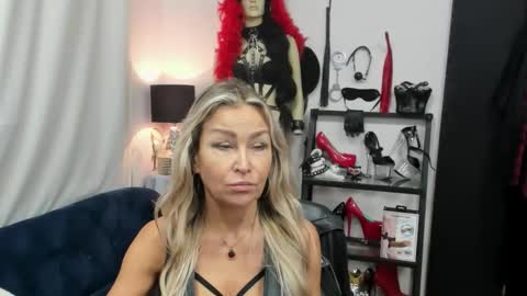 Snapshot of crystalxohotty chatting on September 24, 5:50 am CrystalHotty online show from September 24, 5:50 am