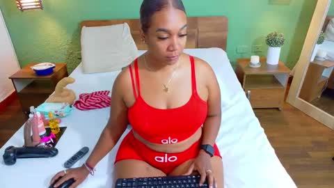 Snapshot of curvyebonyy_ chatting on February 12, 8:07 pm Danna online show from February 12, 8:07 pm