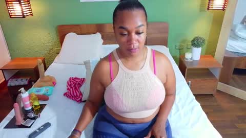 Snapshot of curvyebonyy_ chatting on September 23, 8:18 pm Danna online show from September 23, 8:18 pm