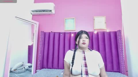 Snapshot of curvylittleelaine_ chatting on September 27, 12:56 pm Elaine online show from September 27, 12:56 pm