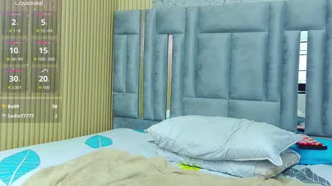 Snapshot of curvylittleelaine_ chatting on September 23, 2:37 pm Elaine online show from September 23, 2:37 pm