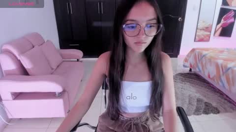 Snapshot of cute_fox_1 chatting on September 9, 1:33 pm Bella Fox online show from September 9, 1:33 pm