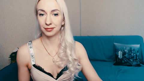 Snapshot of cute_smile_shy chatting on February 23, 8:22 am cute_smile_shy online show from February 23, 8:22 am
