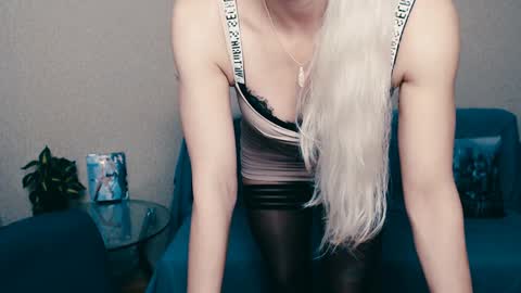 Snapshot of cute_smile_shy chatting on January 30, 8:31 pm cute_smile_shy online show from January 30, 8:31 pm
