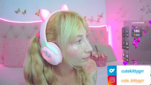 Snapshot of cuteee_kitty chatting on February 4, 12:29 am Kitty online show from February 4, 12:29 am