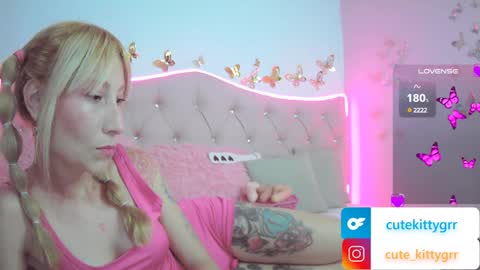 Snapshot of cuteee_kitty chatting on January 27, 10:49 pm Kitty online show from January 27, 10:49 pm