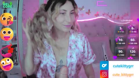 Snapshot of cuteee_kitty chatting on September 13, 12:18 am Kitty online show from September 13, 12:18 am