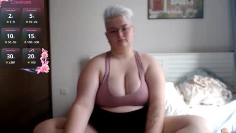 Snapshot of cutie_florence chatting on October 17, 7:44 am Sophie Lilith online show from October 17, 7:44 am