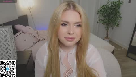 cutie_nomy18 online show from November 3, 7:40 pm