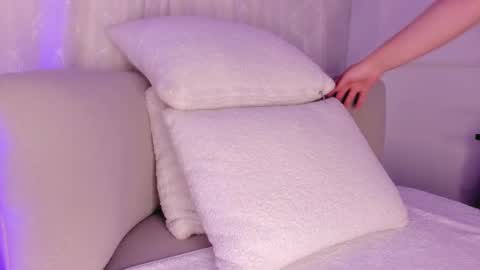 Hannah online show from December 18, 7:51 pm