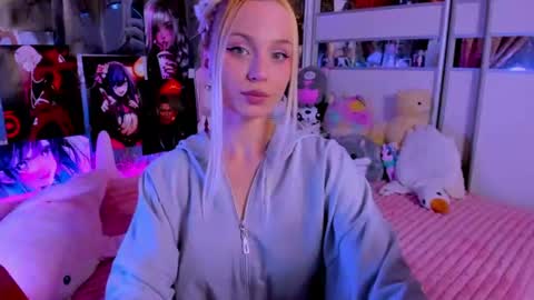 Nora online show from June 10, 8:18 pm