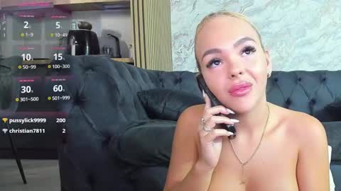 Snapshot of daisy_abby03 chatting on October 11, 7:35 am DaIsy Abby online show from October 11, 7:35 am