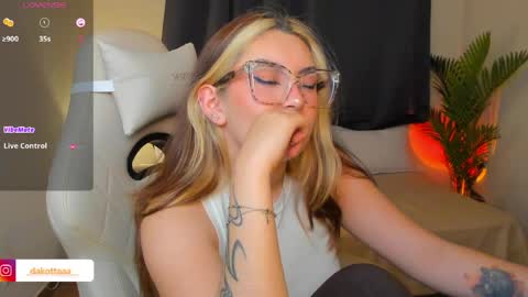 dakottaa__ online show from May 29, 2:09 am