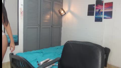 Snapshot of dani_lue chatting on December 7, 12:13 pm dani_lue online show from December 7, 12:13 pm