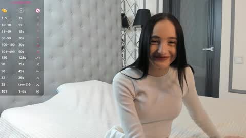 Mia online show from December 18, 11:59 am