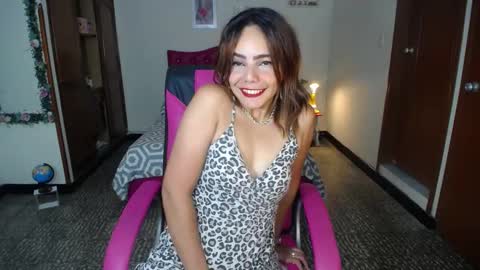 Snapshot of danielle_rose_ chatting on December 8, 3:56 pm Angie online show from December 8, 3:56 pm