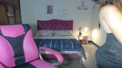 Snapshot of danielle_rose_ chatting on February 18, 3:54 pm Angie online show from February 18, 3:54 pm