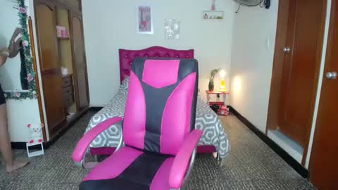 Snapshot of danielle_rose_ chatting on December 22, 4:17 pm Angie online show from December 22, 4:17 pm