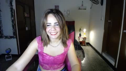 Snapshot of danielle_rose_ chatting on February 19, 6:00 pm Angie online show from February 19, 6:00 pm