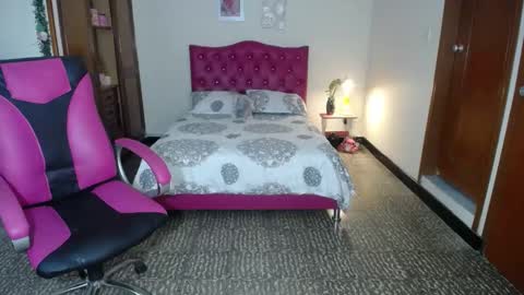 Snapshot of danielle_rose_ chatting on December 16, 7:00 pm Angie online show from December 16, 7:00 pm