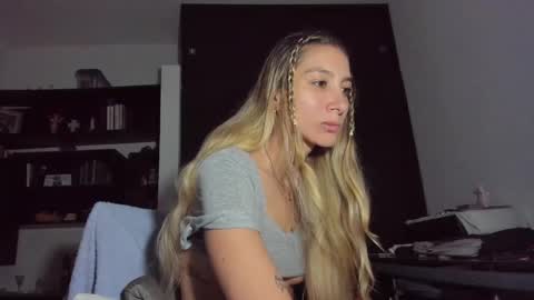Snapshot of danikrosse chatting on February 1, 3:52 am Danik online show from February 1, 3:52 am