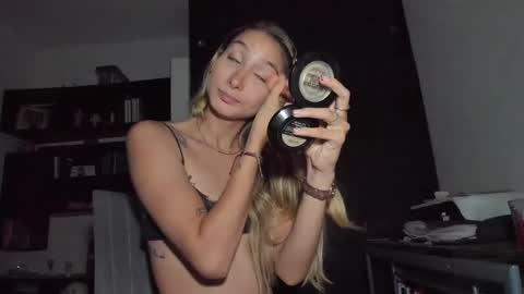 Snapshot of danikrosse chatting on December 31, 4:16 am Danik online show from December 31, 4:16 am