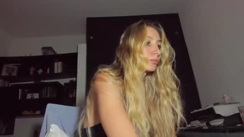 Snapshot of danikrosse chatting on February 3, 3:53 am Danik online show from February 3, 3:53 am