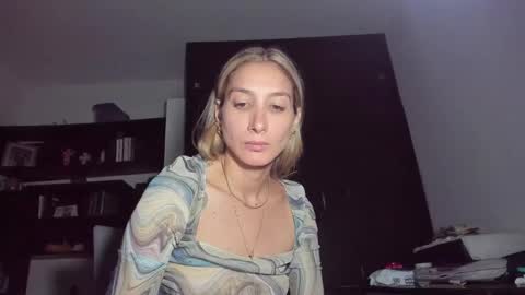 Snapshot of danikrosse chatting on March 1, 3:53 am Danik online show from March 1, 3:53 am