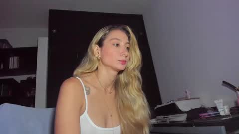 Snapshot of danikrosse chatting on February 5, 3:55 am Danik online show from February 5, 3:55 am