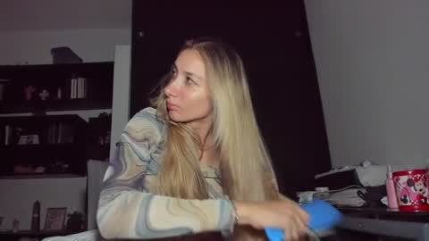 Snapshot of danikrosse chatting on March 2, 3:56 am Danik online show from March 2, 3:56 am