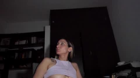 Snapshot of danikrosse chatting on October 17, 4:59 am Danik online show from October 17, 4:59 am