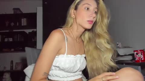 Snapshot of danikrosse chatting on January 24, 4:05 am Danik online show from January 24, 4:05 am