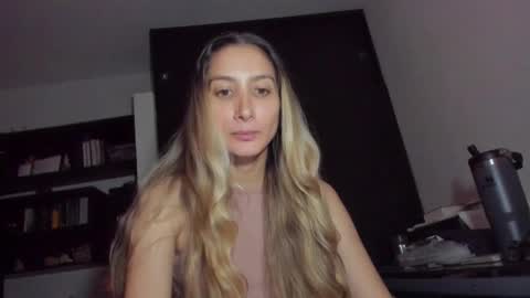 Snapshot of danikrosse chatting on October 4, 4:07 am Danik online show from October 4, 4:07 am