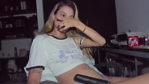Snapshot of danikrosse chatting on February 22, 4:18 am Danik online show from February 22, 4:18 am