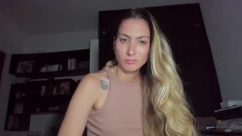 Snapshot of danikrosse chatting on October 6, 4:29 am Danik online show from October 6, 4:29 am