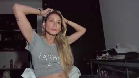 Snapshot of danikrosse chatting on February 14, 3:54 am Danik online show from February 14, 3:54 am