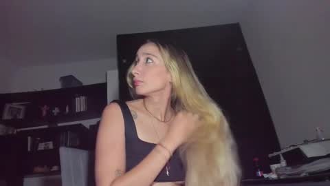 Snapshot of danikrosse chatting on February 13, 4:00 am Danik online show from February 13, 4:00 am