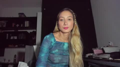 Snapshot of danikrosse chatting on January 28, 4:39 am Danik online show from January 28, 4:39 am