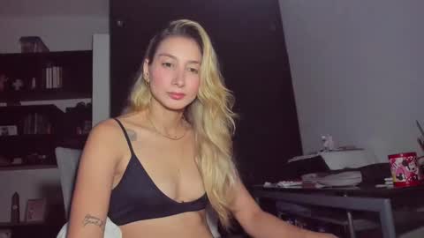 Snapshot of danikrosse chatting on January 23, 4:09 am Danik online show from January 23, 4:09 am