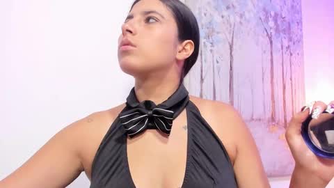 danniakross online show from November 5, 8:25 pm