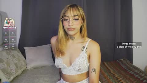 Snapshot of dannielle_ chatting on December 28, 7:22 pm online show from December 28, 7:22 pm