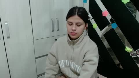 daphne877046 online show from March 24, 10:48 pm