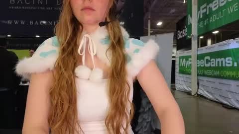Snapshot of daphnemadison chatting on December 6, 10:51 pm Daphne Madison online show from December 6, 10:51 pm
