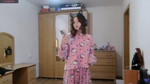 Snapshot of dawndollins chatting on October 4, 7:47 am Alice online show from October 4, 7:47 am