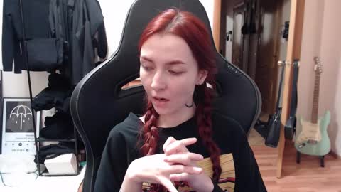 Snapshot of dead_girll chatting on December 5, 9:28 pm freak online show from December 5, 9:28 pm