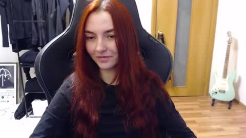 Snapshot of dead_girll chatting on December 18, 9:29 pm freak online show from December 18, 9:29 pm